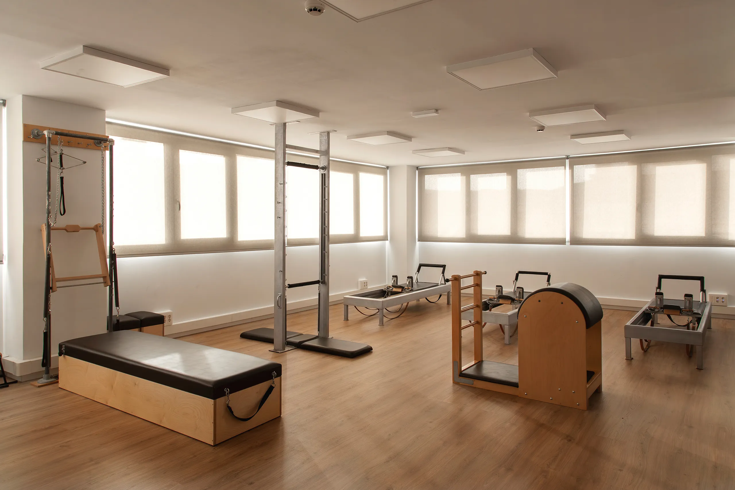Fotografía interior estudio pilates camillas